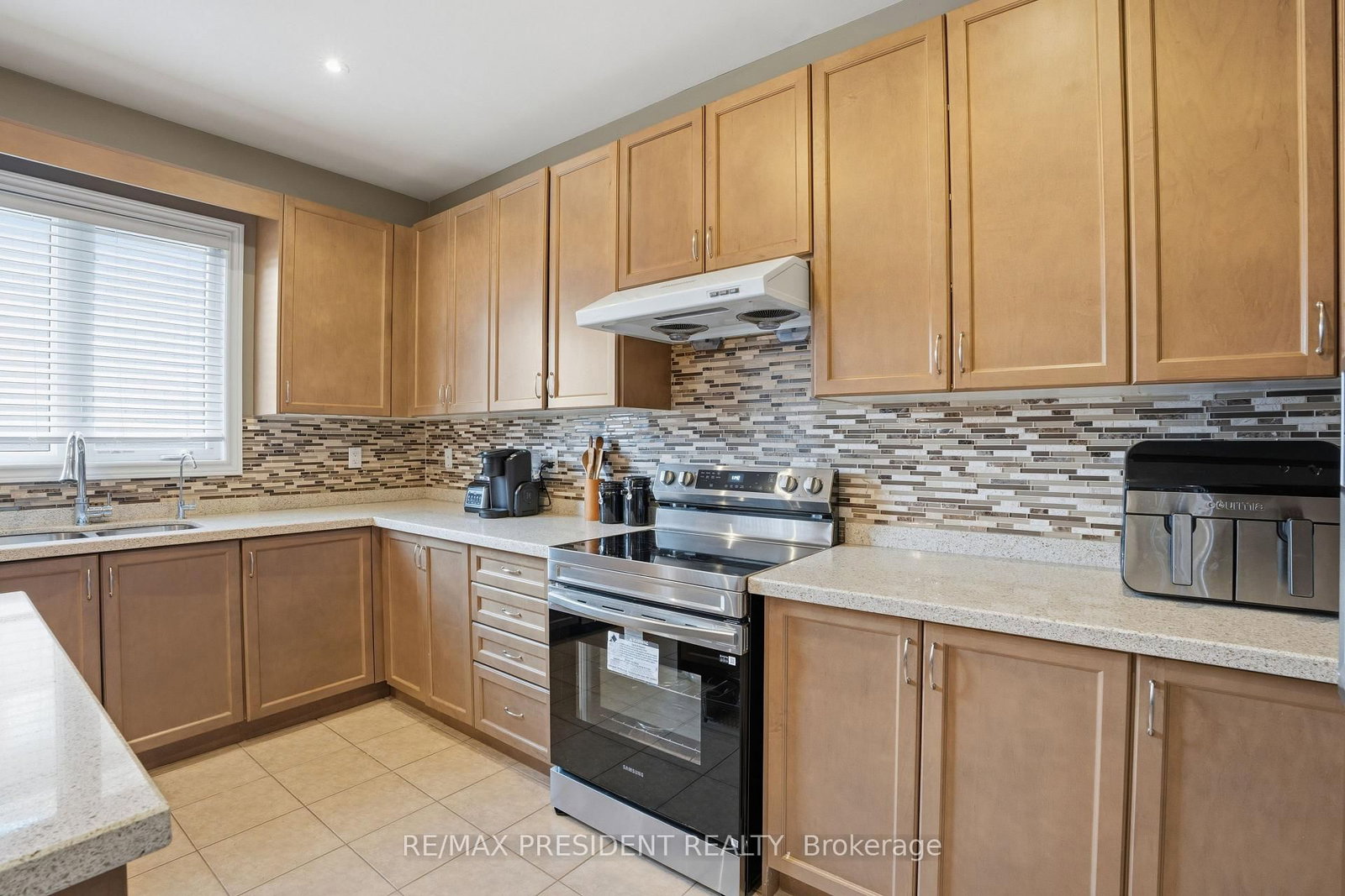 Detached House for sale at 17 Mccartney Street, Hamilton, Ontario, L8B 0T7 - Waterdown - MLS: X12869838