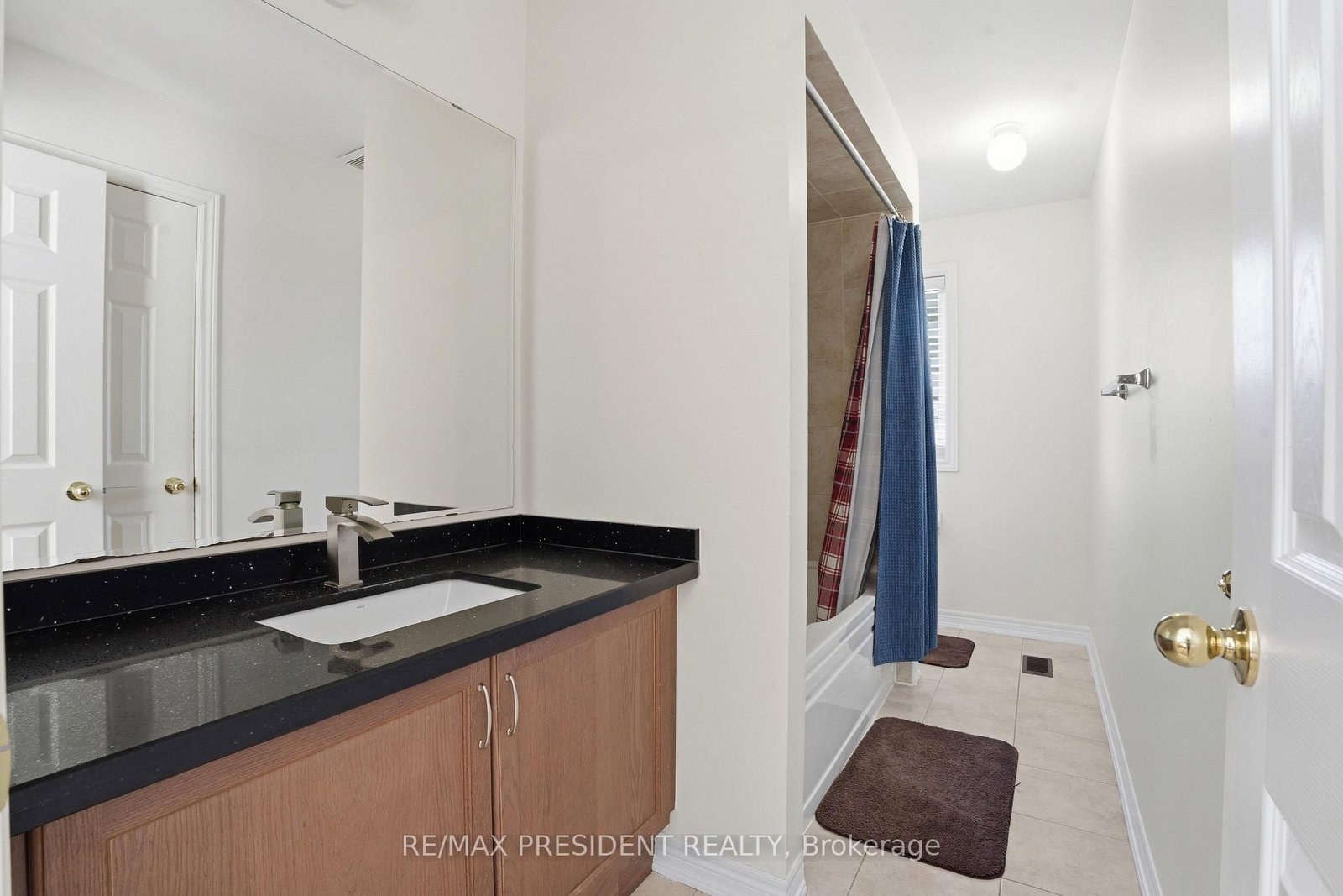 Detached House for sale at 17 Mccartney Street, Hamilton, Ontario, L8B 0T7 - Waterdown - MLS: X12869838