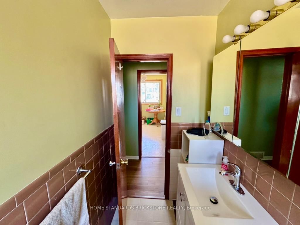 Detached House for sale at 168 St Davids Road, St. Catharines, Ontario, L2T 1R2 - Burleigh Hill - MLS: X12870506