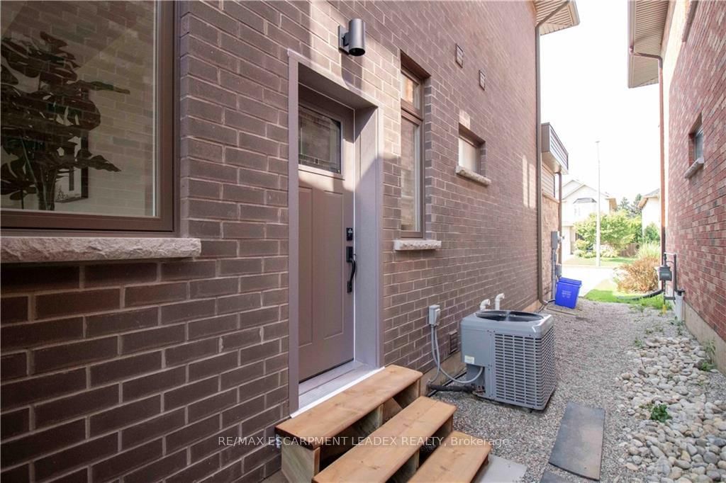 Detached House for sale at 19 SECINARO Avenue, Hamilton, Ontario, L9G 0C6 - Meadowlands - MLS: X12870714