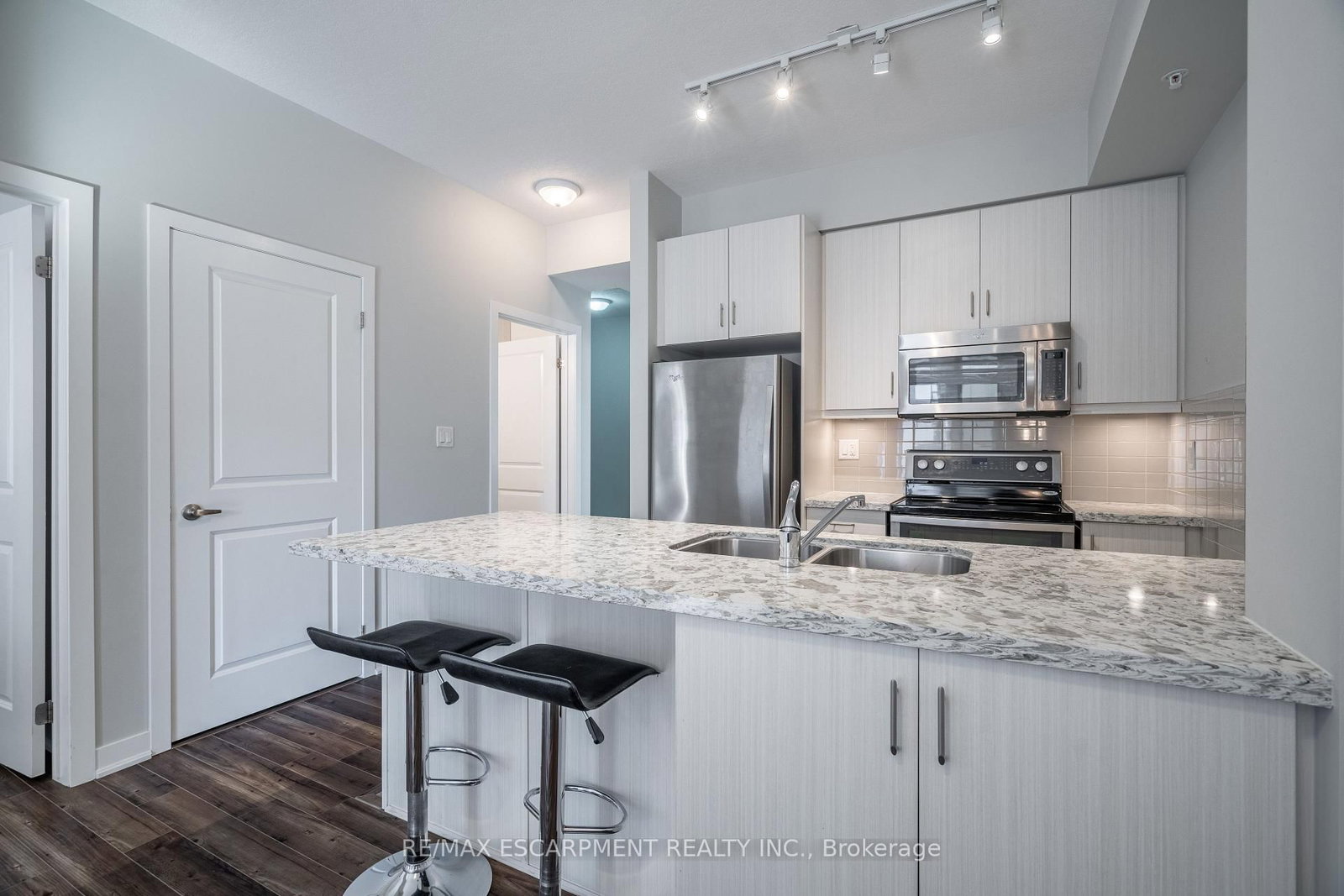 Condo for sale at 509-85 Robinson Street, Hamilton, Ontario, L8P 0B9 - Durand - MLS: X12871136