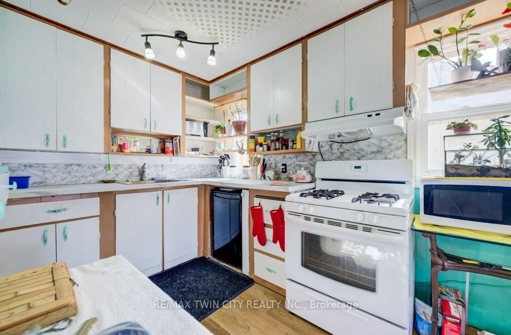 38 SANDERSON Street - Photo 8