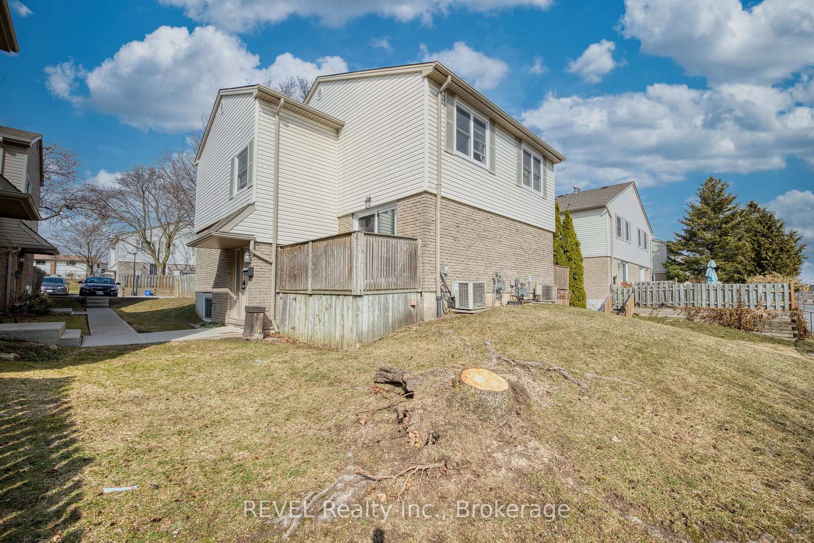 Townhouse for sale at 43-1300 Upper Ottawa Street, Hamilton, Ontario, L8W 1M8 - Quinndale - MLS: X12872148