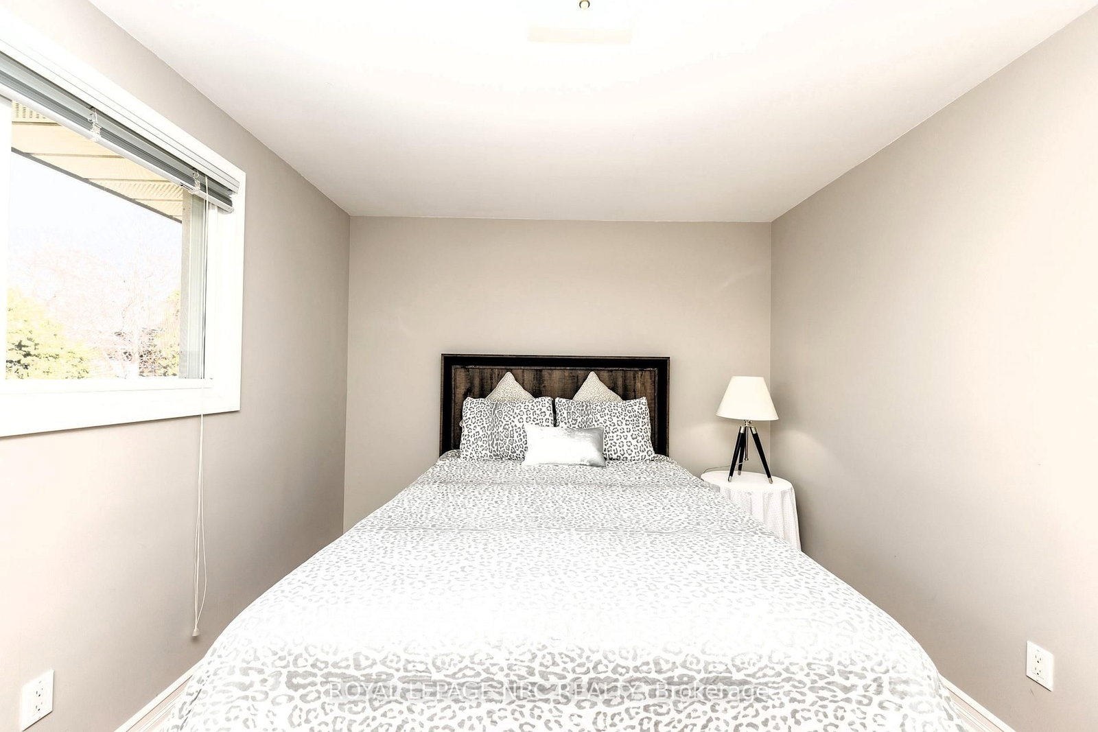 Detached House for sale at 60 Millbridge Crescent, Pelham, Ontario, L3E 0E8 - Fonthill - MLS: X12872576