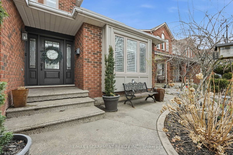 9 Stone Gate Dr, Grimsby, L3M 5C6 | Image 3