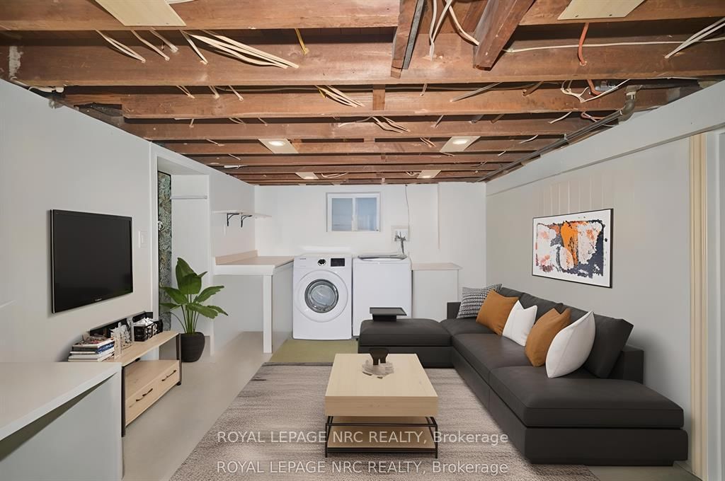 Detached House for sale at 92 Dufferin Street, St. Catharines, Ontario, L2R 1Z8 - Downtown - MLS: X12872768