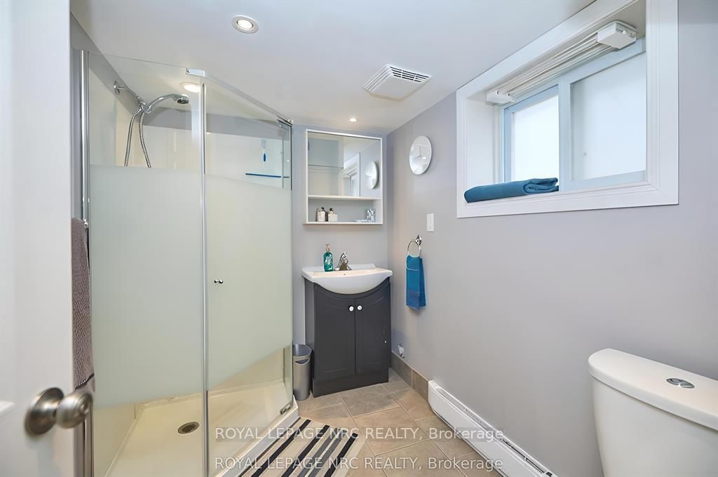 Detached House for sale at 92 Dufferin Street, St. Catharines, Ontario, L2R 1Z8 - Downtown - MLS: X12872768