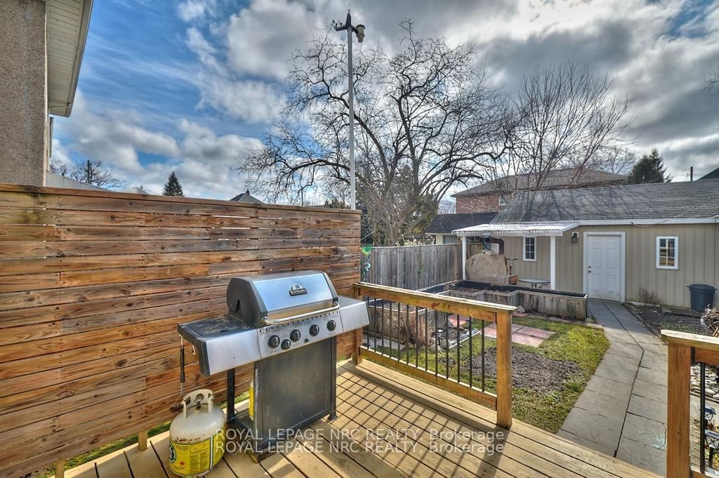 Detached House for sale at 92 Dufferin Street, St. Catharines, Ontario, L2R 1Z8 - Downtown - MLS: X12872768