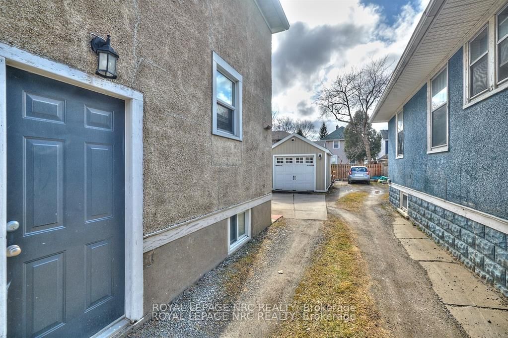 Detached House for sale at 92 Dufferin Street, St. Catharines, Ontario, L2R 1Z8 - Downtown - MLS: X12872768