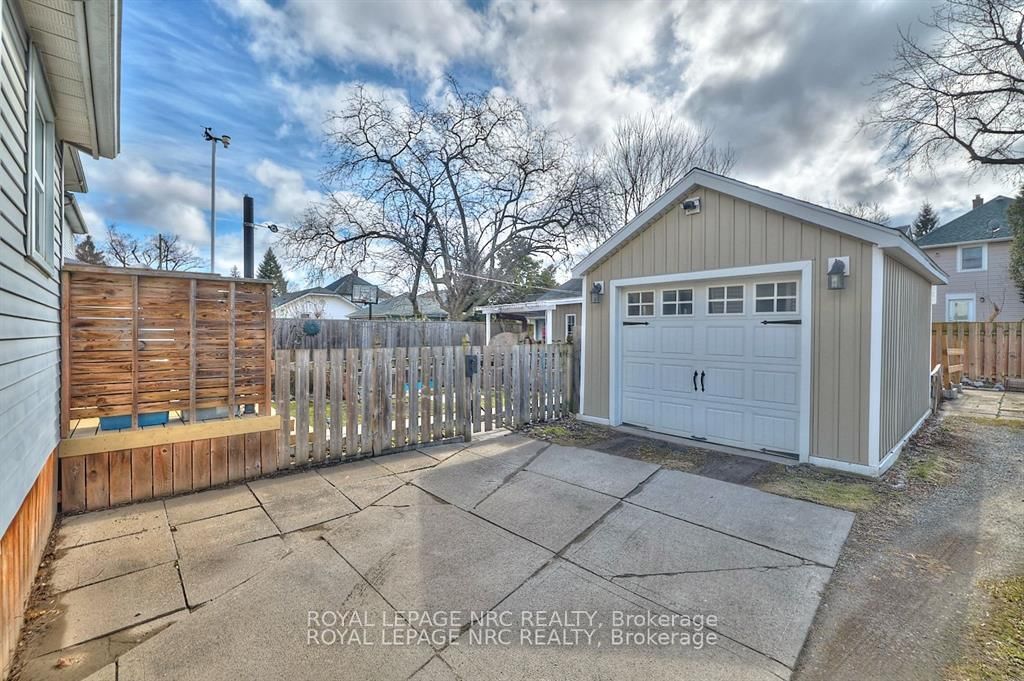 Detached House for sale at 92 Dufferin Street, St. Catharines, Ontario, L2R 1Z8 - Downtown - MLS: X12872768