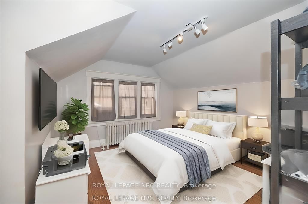 Detached House for sale at 92 Dufferin Street, St. Catharines, Ontario, L2R 1Z8 - Downtown - MLS: X12872768