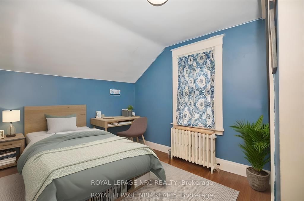 Detached House for sale at 92 Dufferin Street, St. Catharines, Ontario, L2R 1Z8 - Downtown - MLS: X12872768