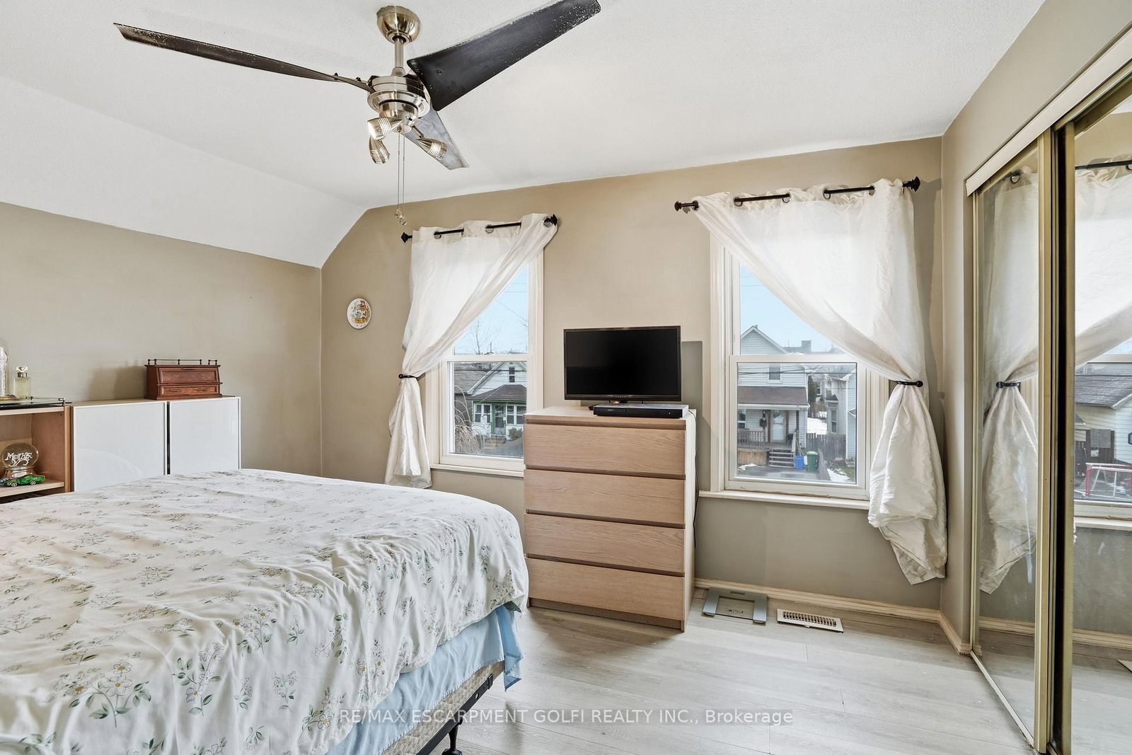 Detached House for sale at 16 Albemarle Street, Hamilton, Ontario, L8L 7G3 - Industrial Sector - MLS: X12872884