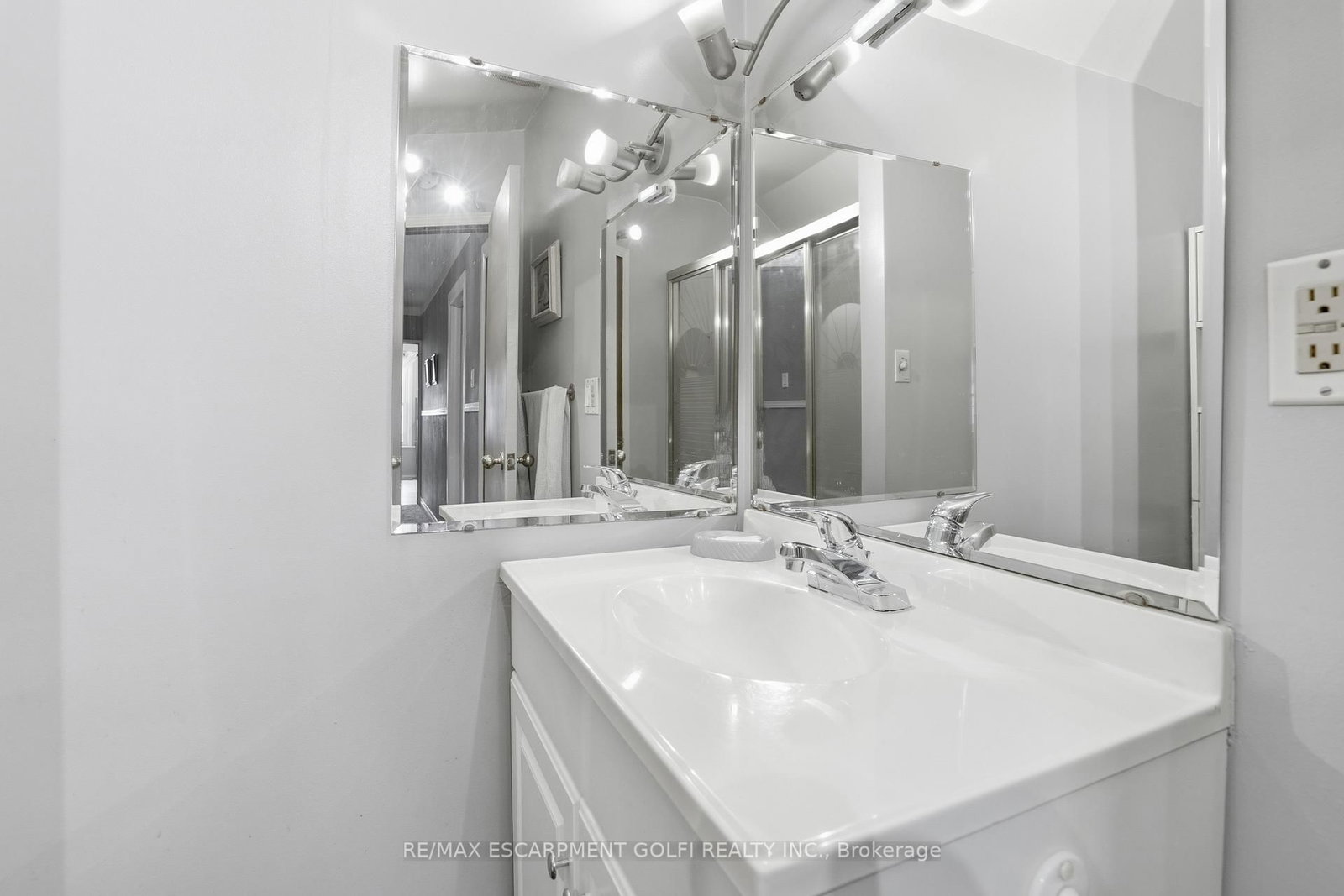 Detached House for sale at 16 Albemarle Street, Hamilton, Ontario, L8L 7G3 - Industrial Sector - MLS: X12872884