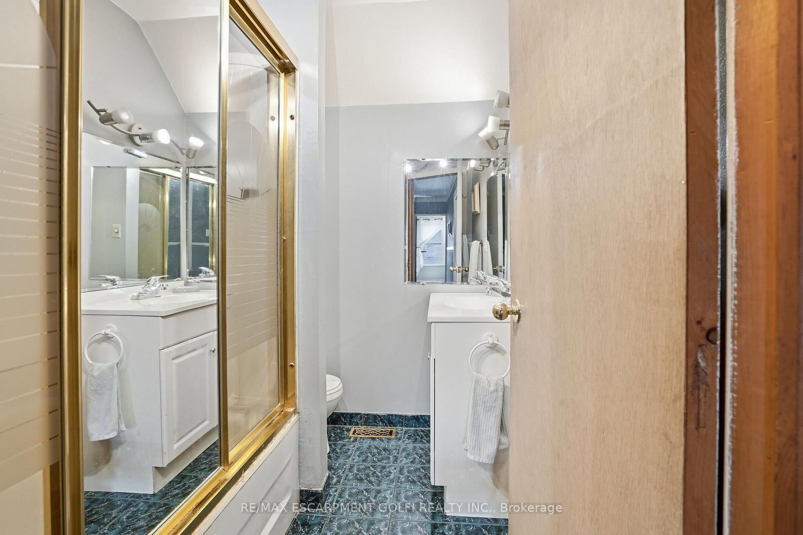 Detached House for sale at 16 Albemarle Street, Hamilton, Ontario, L8L 7G3 - Industrial Sector - MLS: X12872884