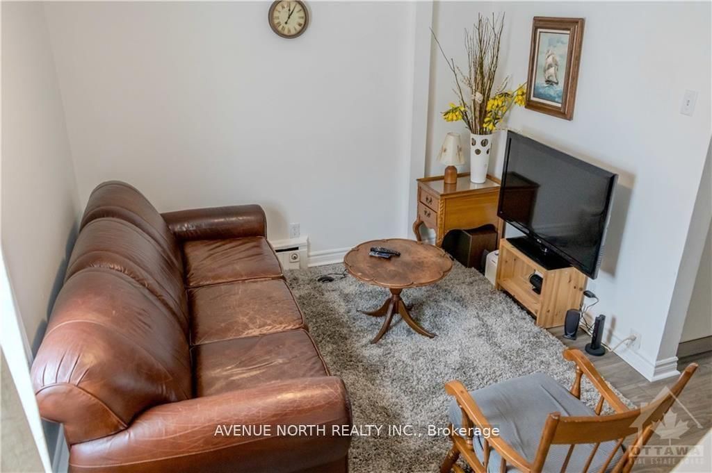 Semi-Detached House for sale at 216 Hannah Street, Ottawa, Ontario, K1L 7M8 - Vanier - MLS: X12873262