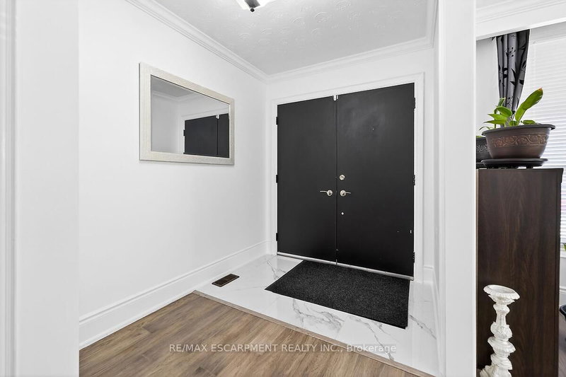 28 Tara Crt, Hamilton, L8K 6E6 | Image 2