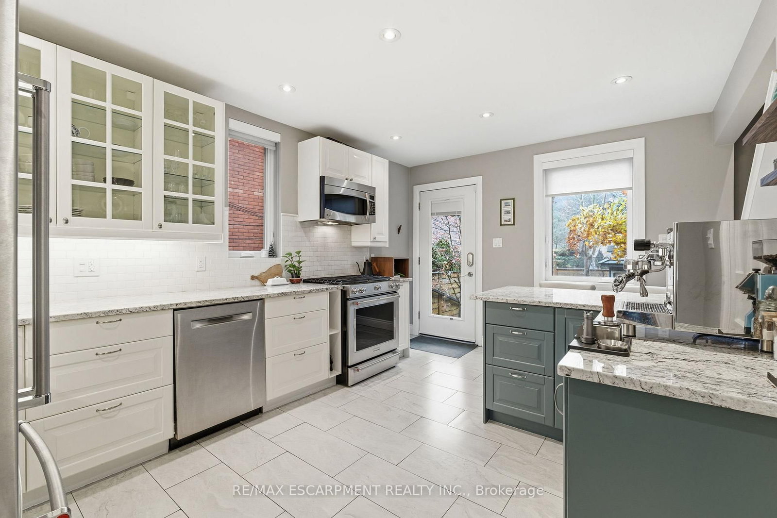 Detached House for sale at 141 Markland Street, Hamilton, Ontario, L8P 2K3 - Durand - MLS: X12876110