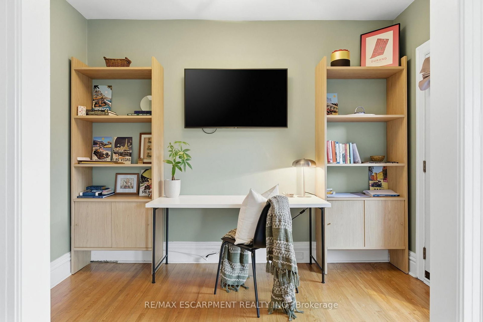 Detached House for sale at 141 Markland Street, Hamilton, Ontario, L8P 2K3 - Durand - MLS: X12876110