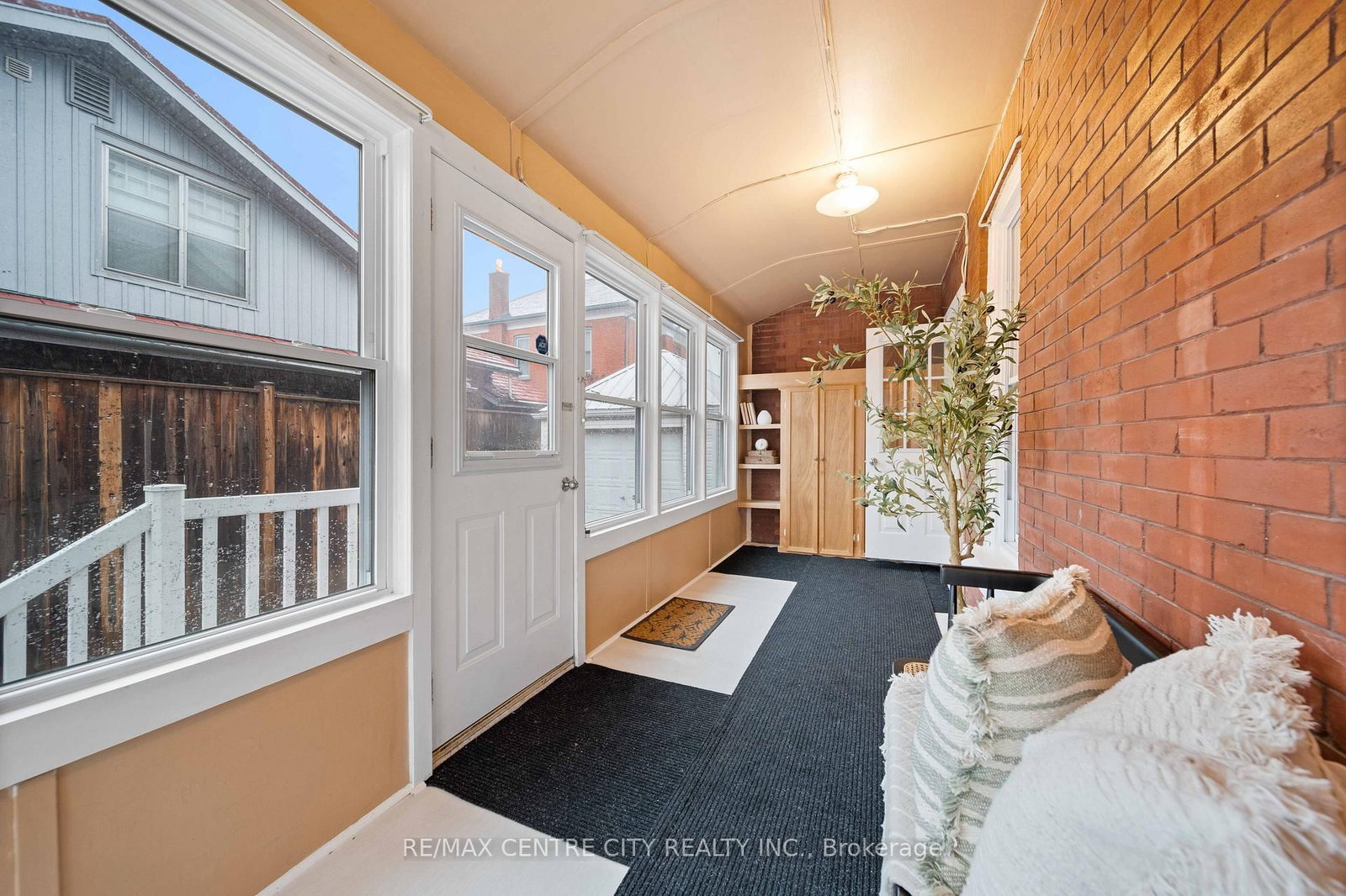 Listing Image 4