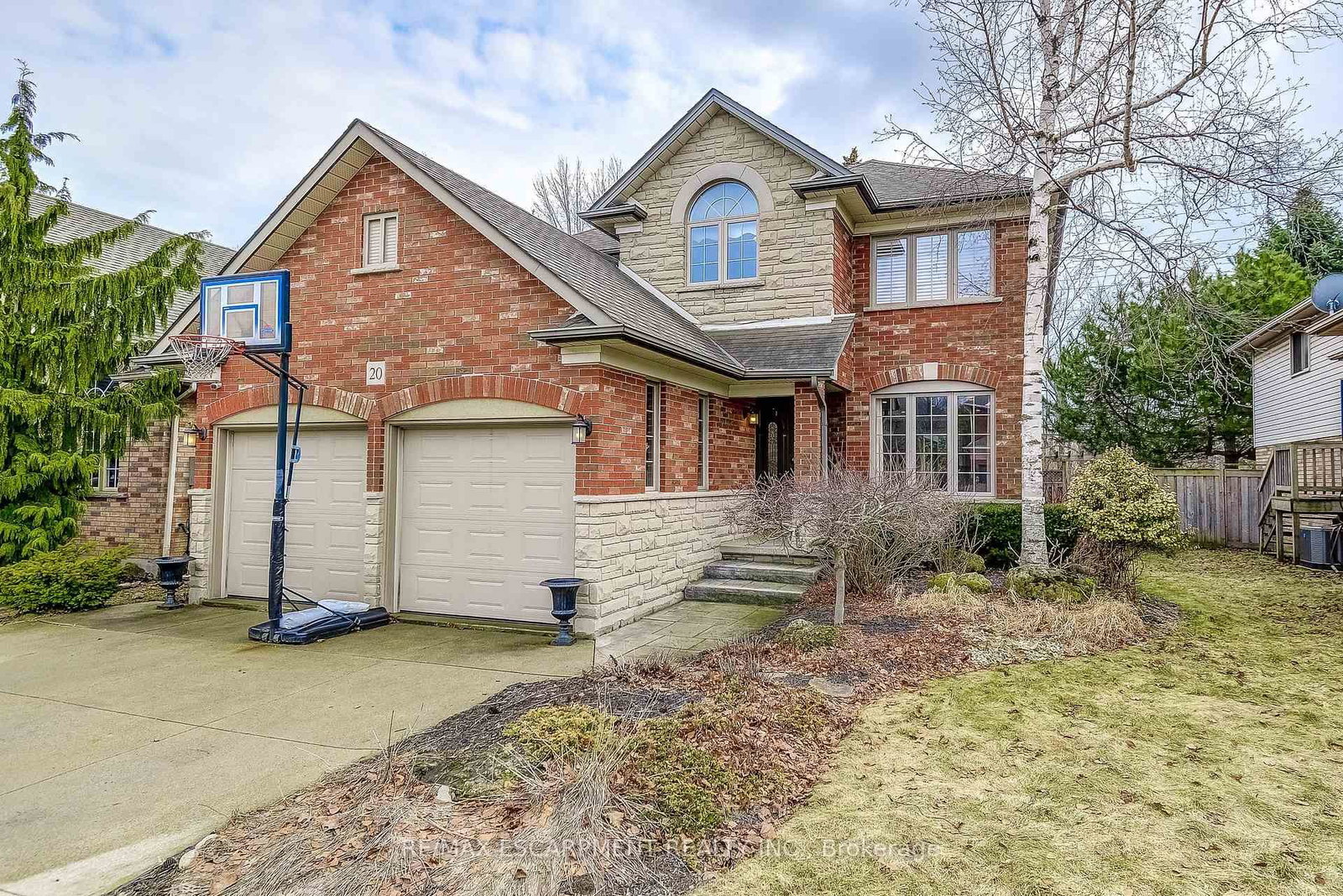 Detached House for sale at 20 Derbyshire Street, Hamilton, Ontario, L9G 4X9 - Ancaster - MLS: X12876814