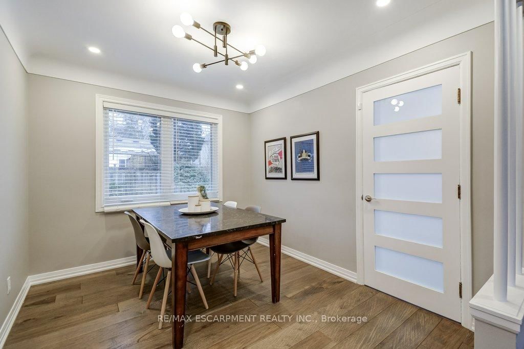 Detached House for sale at 34 Oakley Court, Hamilton, Ontario, L9G 1T5 - Ancaster - MLS: X12877036