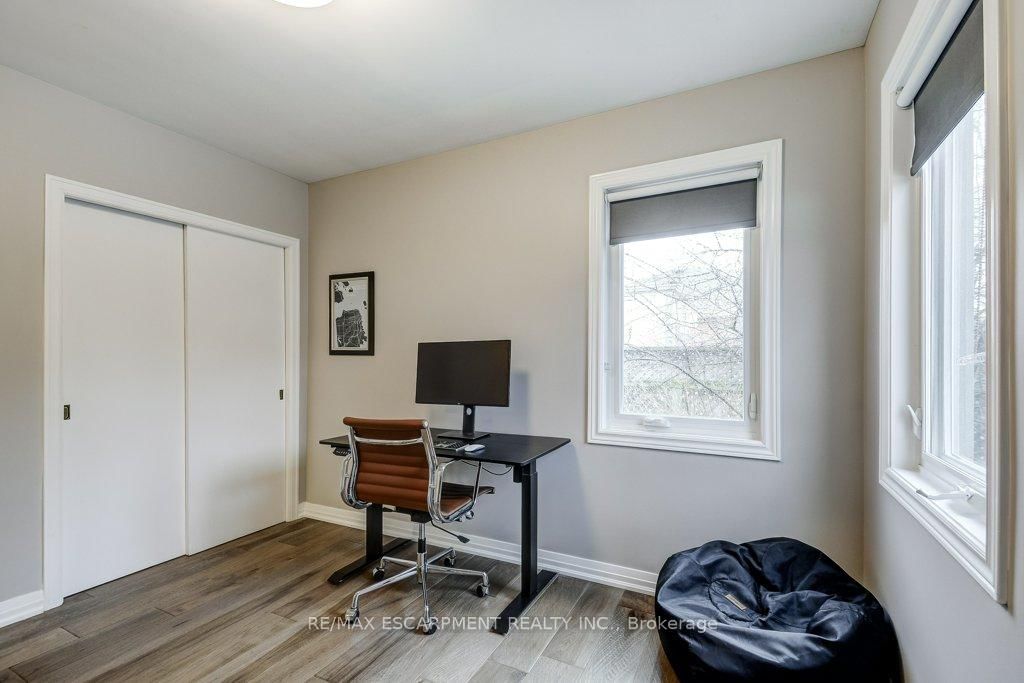 Detached House for sale at 34 Oakley Court, Hamilton, Ontario, L9G 1T5 - Ancaster - MLS: X12877036