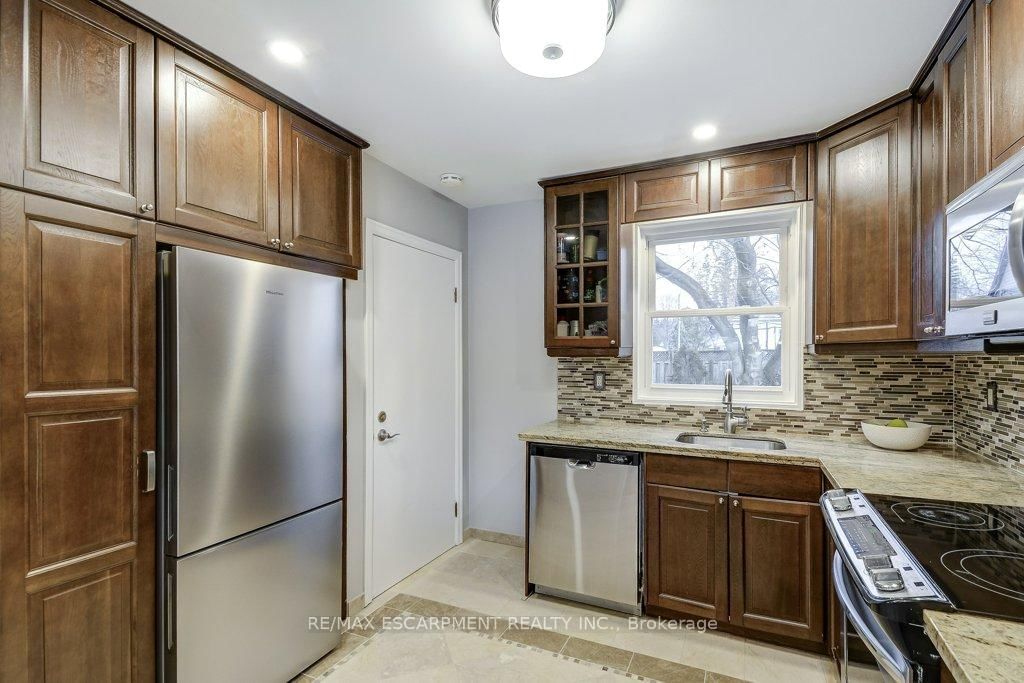 Detached House for sale at 34 Oakley Court, Hamilton, Ontario, L9G 1T5 - Ancaster - MLS: X12877036