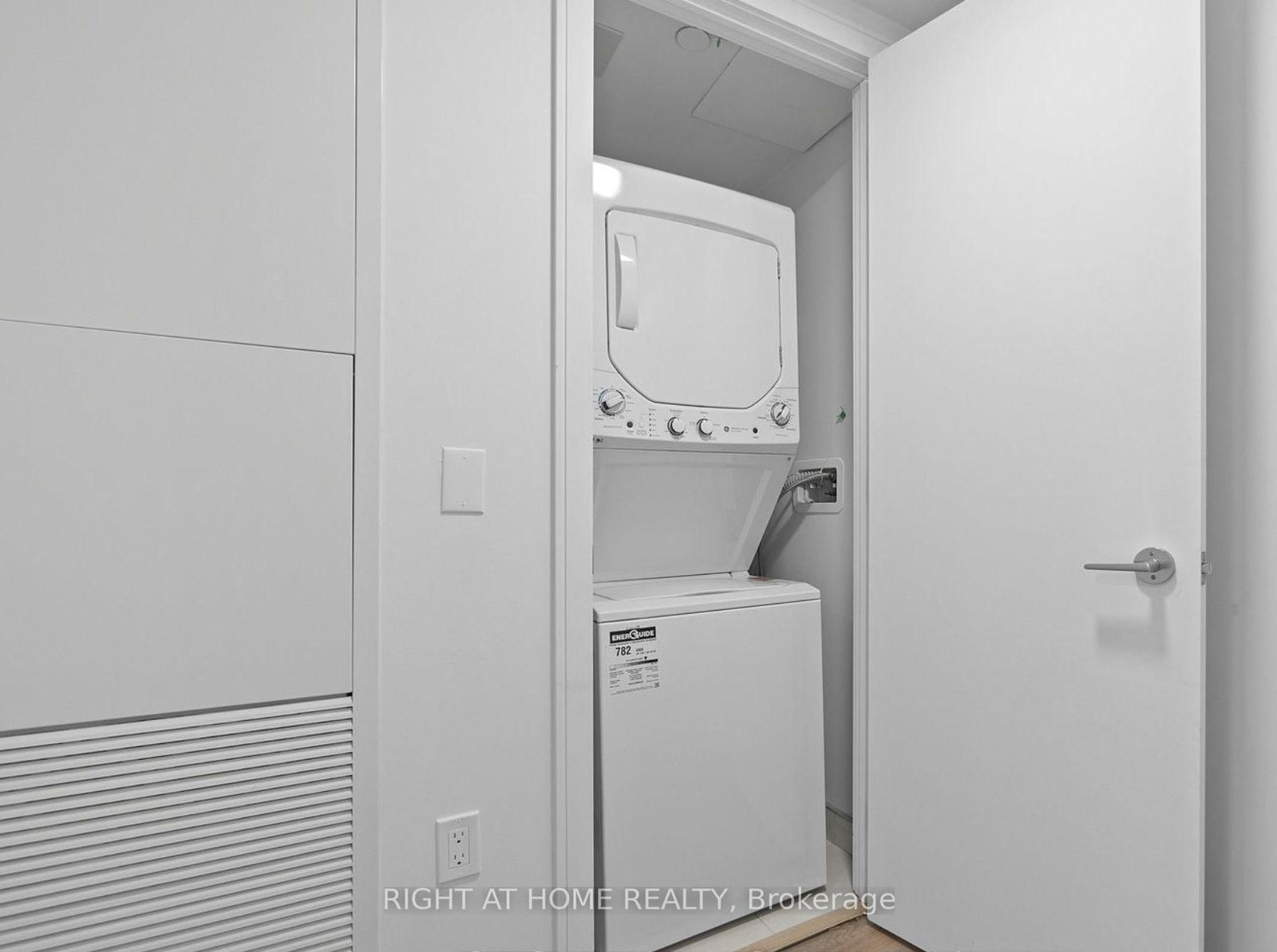 Condo for sale at 1111-1 Jarvis Street, Hamilton, Ontario, L8R 0A8 - Beasley - MLS: X12877292