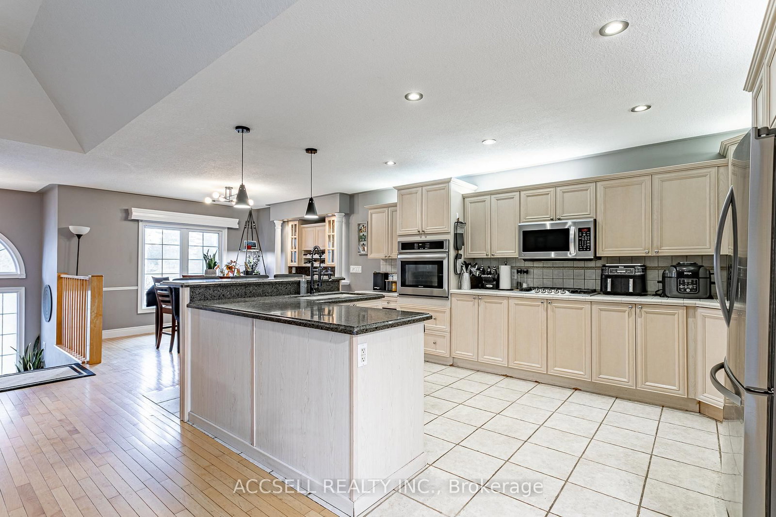 Listing Image 7