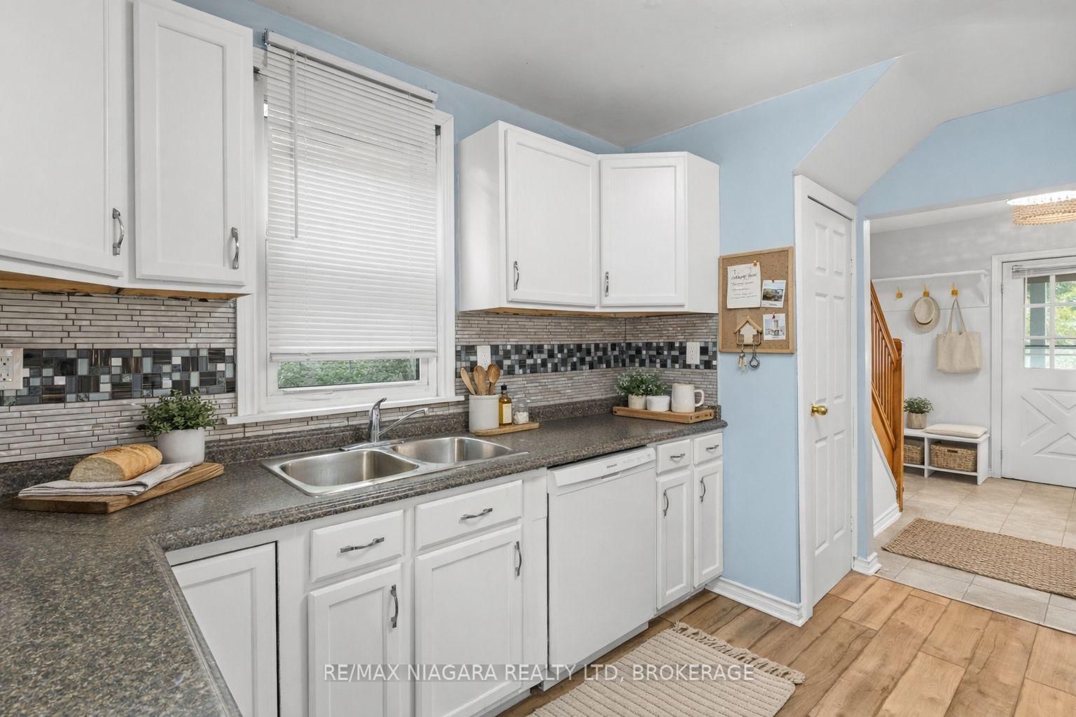 Detached House for sale at 32 Page Street, St. Catharines, Ontario, L2R 4A5 - E. Chester - MLS: X12879224