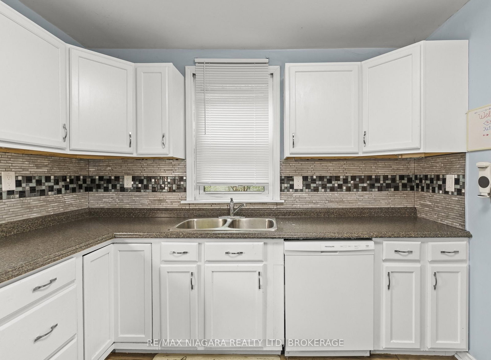 Detached House for sale at 32 Page Street, St. Catharines, Ontario, L2R 4A5 - E. Chester - MLS: X12879224