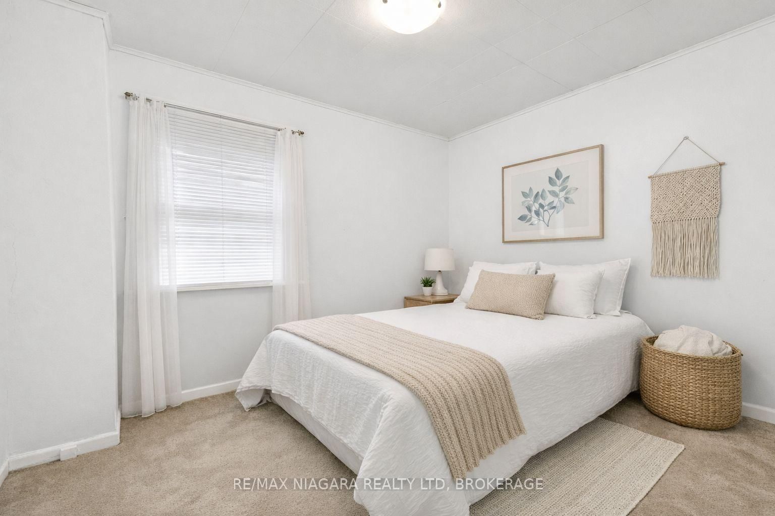 Detached House for sale at 32 Page Street, St. Catharines, Ontario, L2R 4A5 - E. Chester - MLS: X12879224