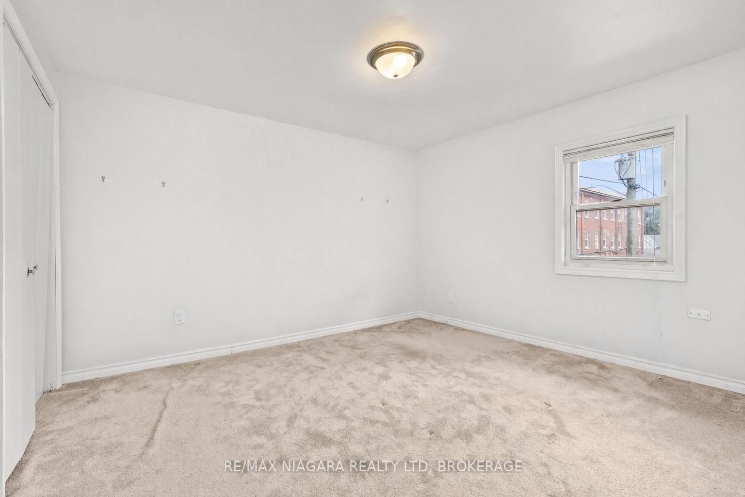 Detached House for sale at 32 Page Street, St. Catharines, Ontario, L2R 4A5 - E. Chester - MLS: X12879224