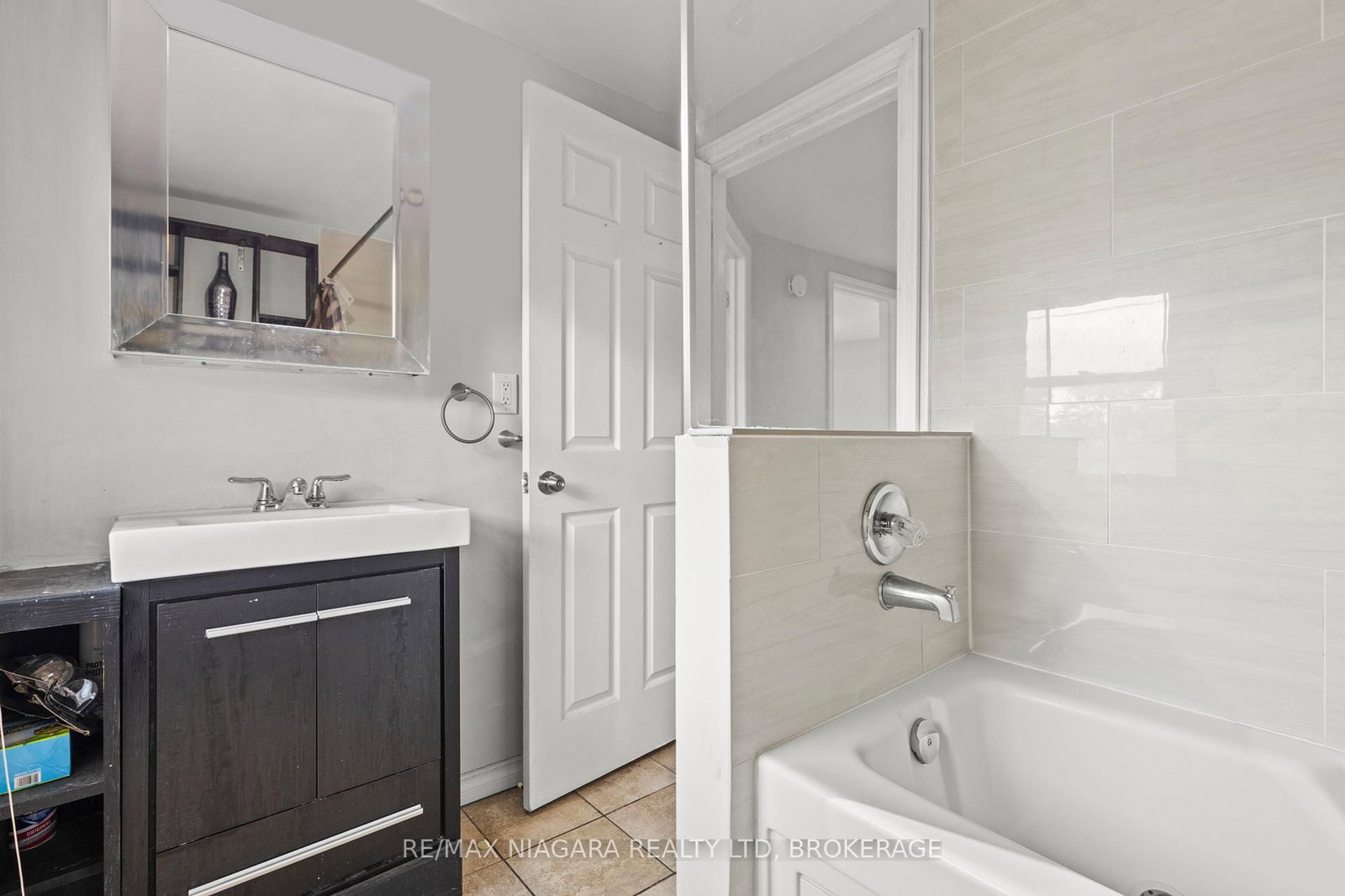 Detached House for sale at 32 Page Street, St. Catharines, Ontario, L2R 4A5 - E. Chester - MLS: X12879224