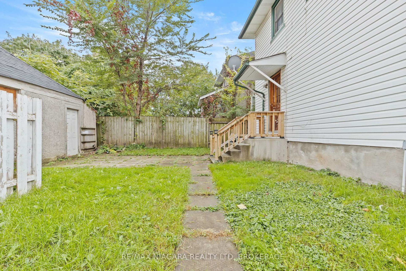 Detached House for sale at 32 Page Street, St. Catharines, Ontario, L2R 4A5 - E. Chester - MLS: X12879224