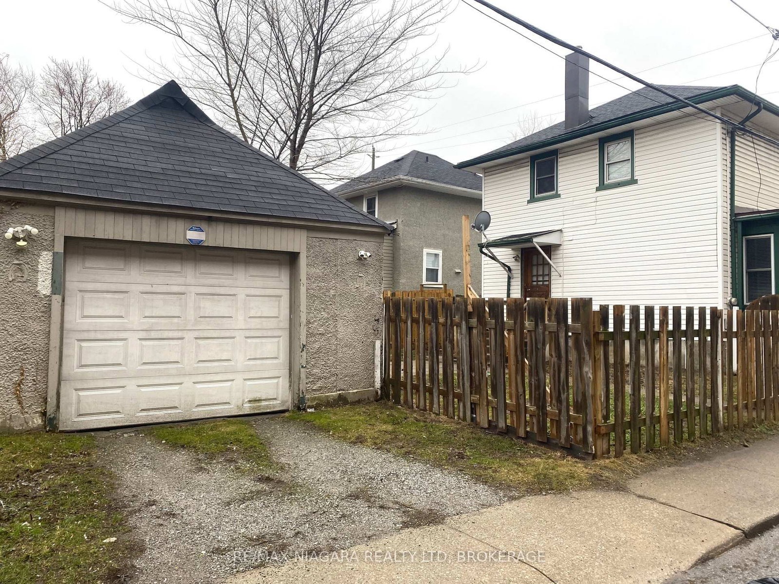 Detached House for sale at 32 Page Street, St. Catharines, Ontario, L2R 4A5 - E. Chester - MLS: X12879224