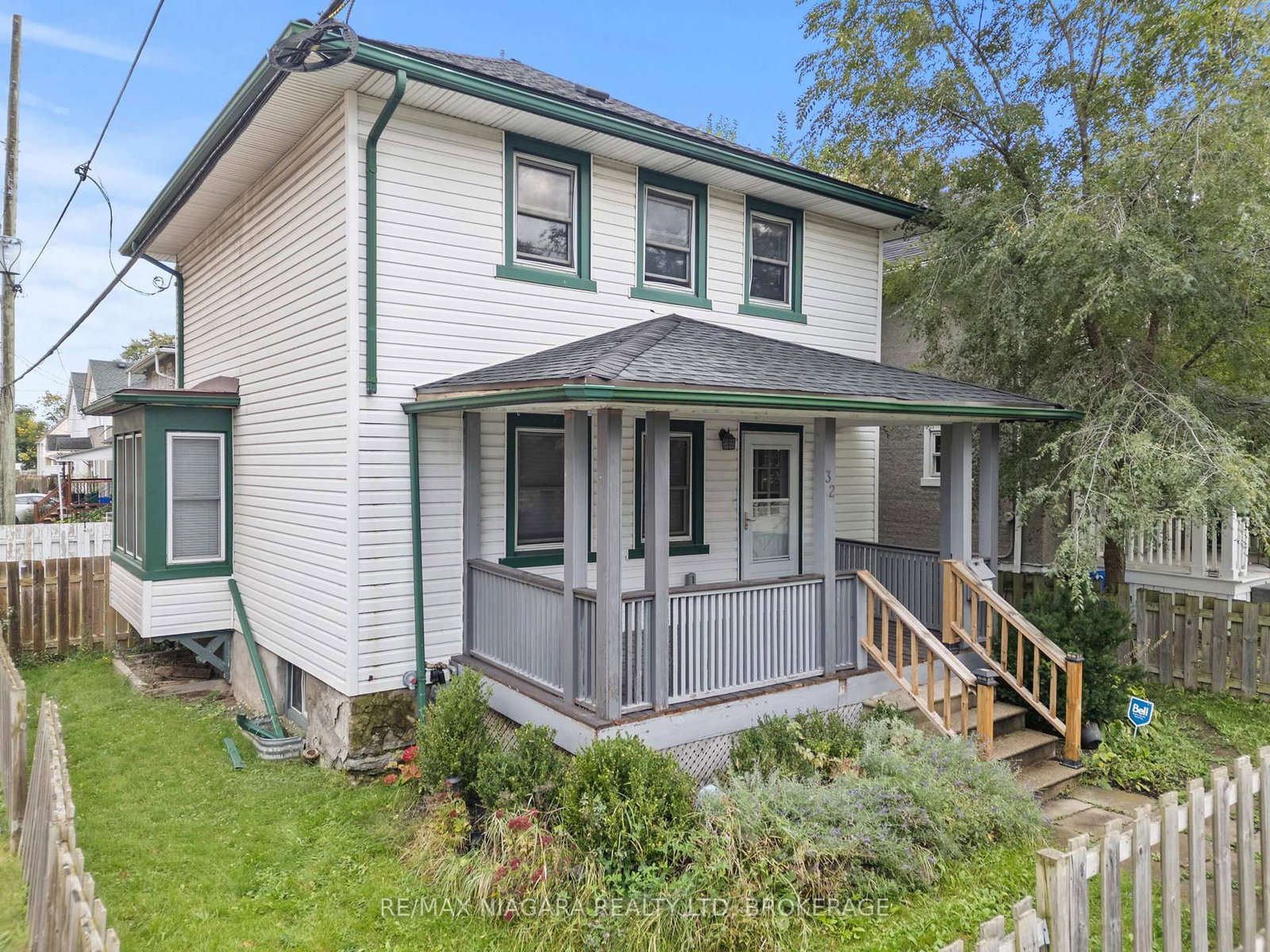 Detached House for sale at 32 Page Street, St. Catharines, Ontario, L2R 4A5 - E. Chester - MLS: X12879224