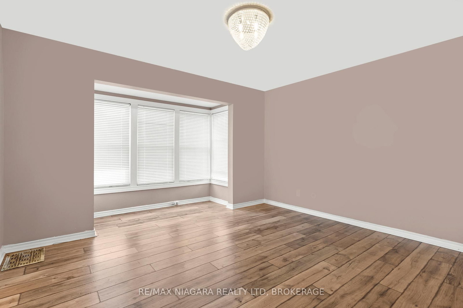 Detached House for sale at 32 Page Street, St. Catharines, Ontario, L2R 4A5 - E. Chester - MLS: X12879224