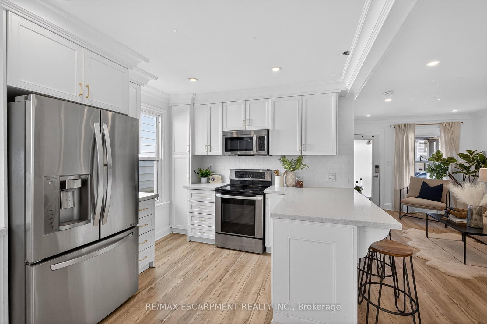 Detached House for sale at 8 East 23rd Street, Hamilton, Ontario, L8V 2W6 - Eastmount - MLS: X12879232