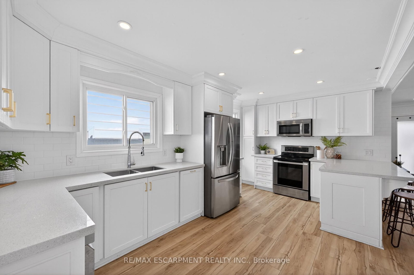 Detached House for sale at 8 East 23rd Street, Hamilton, Ontario, L8V 2W6 - Eastmount - MLS: X12879232