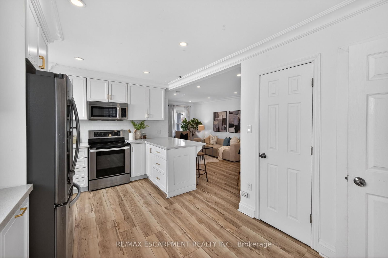 Detached House for sale at 8 East 23rd Street, Hamilton, Ontario, L8V 2W6 - Eastmount - MLS: X12879232