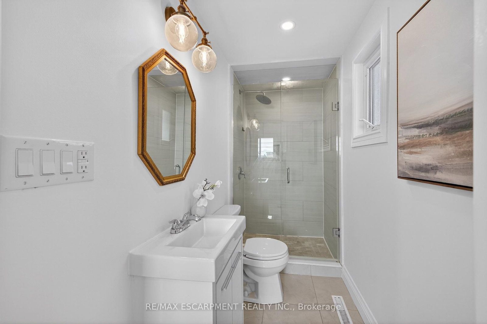 Detached House for sale at 8 East 23rd Street, Hamilton, Ontario, L8V 2W6 - Eastmount - MLS: X12879232