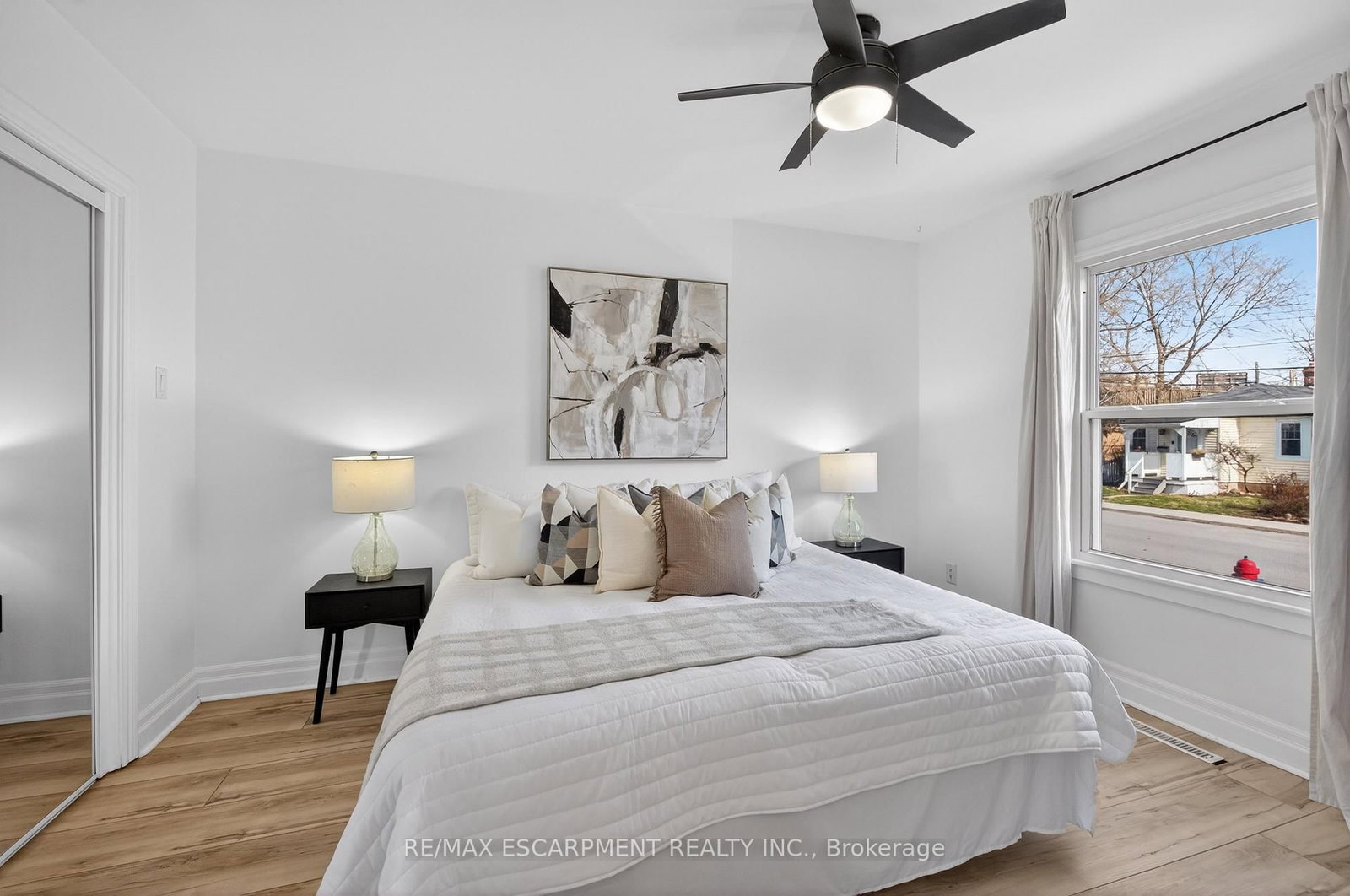 Detached House for sale at 8 East 23rd Street, Hamilton, Ontario, L8V 2W6 - Eastmount - MLS: X12879232