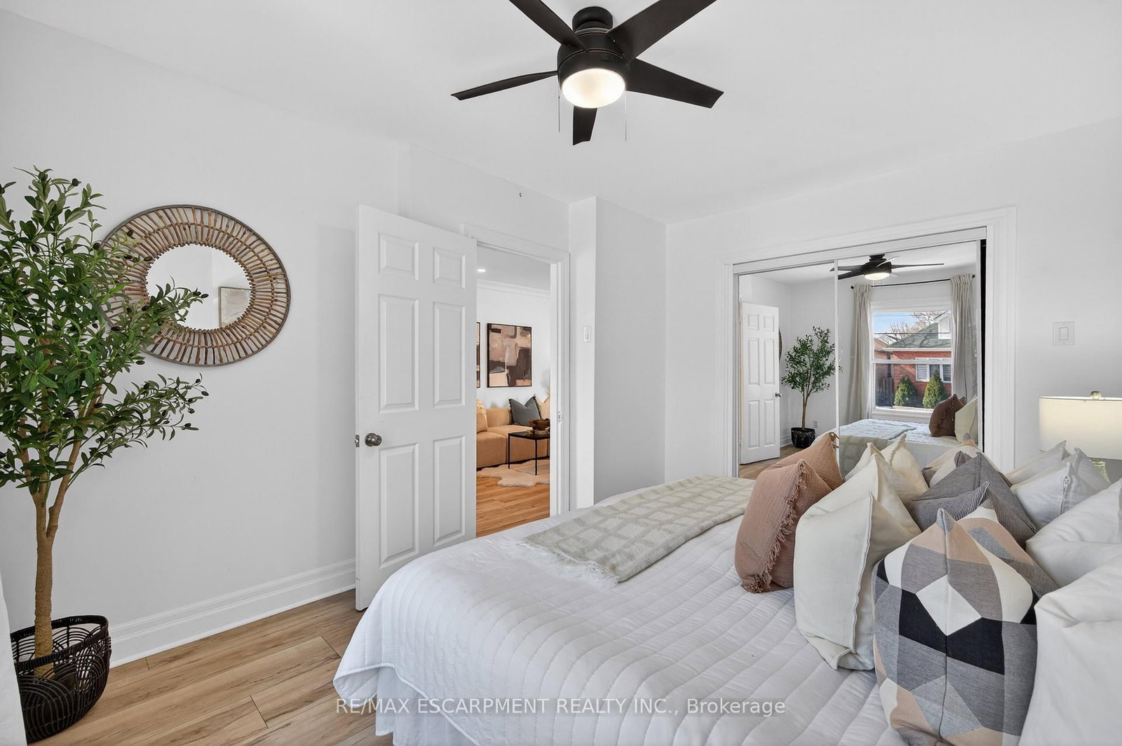 Detached House for sale at 8 East 23rd Street, Hamilton, Ontario, L8V 2W6 - Eastmount - MLS: X12879232