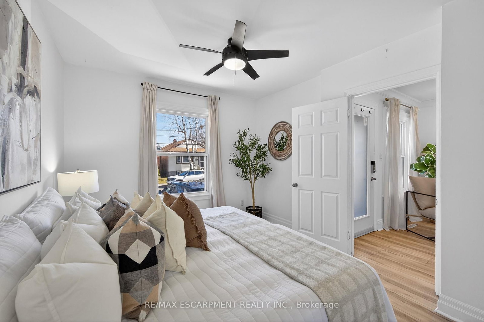 Detached House for sale at 8 East 23rd Street, Hamilton, Ontario, L8V 2W6 - Eastmount - MLS: X12879232