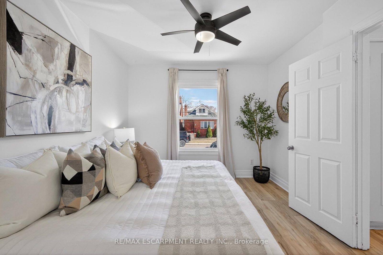 Detached House for sale at 8 East 23rd Street, Hamilton, Ontario, L8V 2W6 - Eastmount - MLS: X12879232