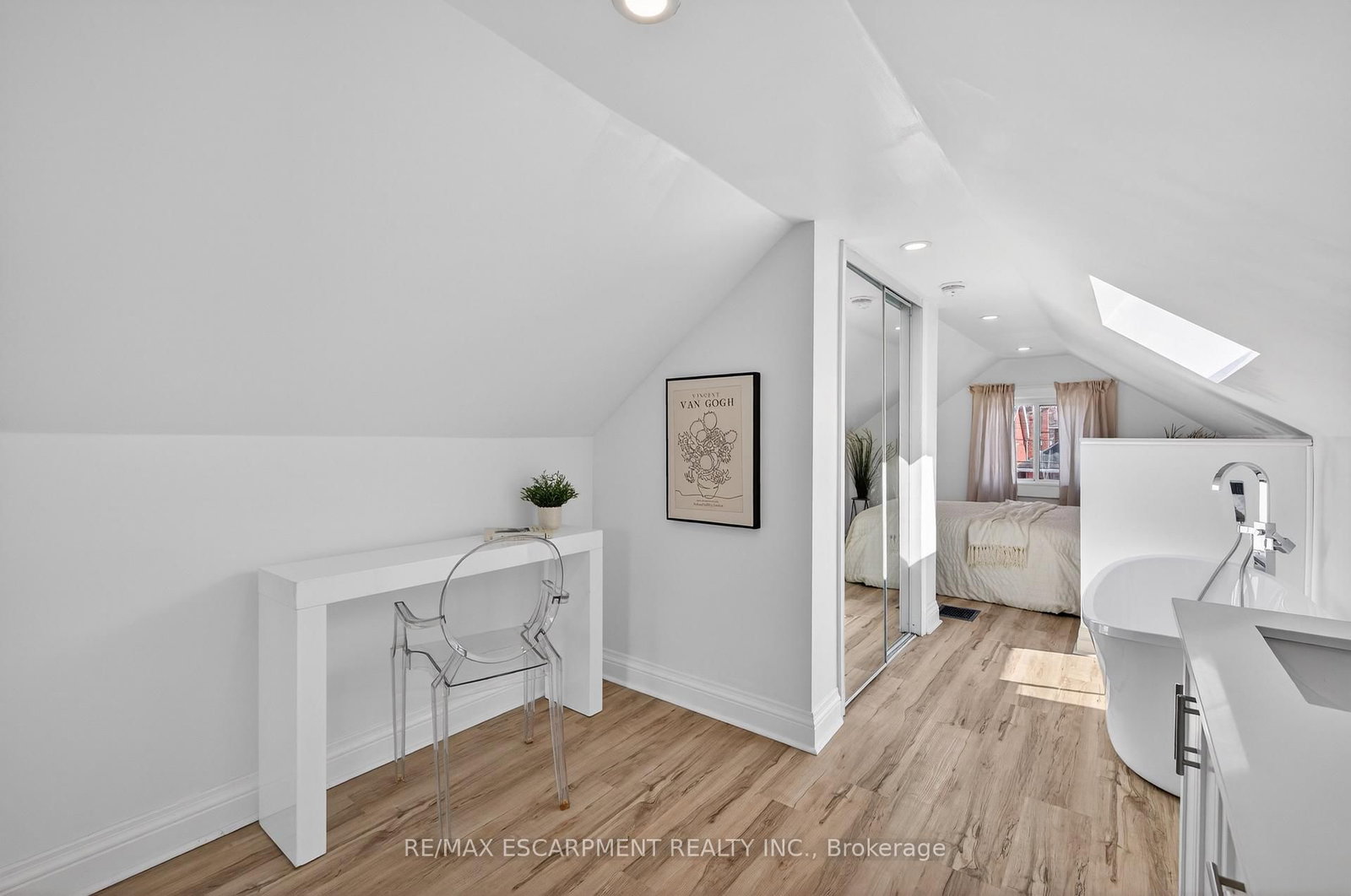 Detached House for sale at 8 East 23rd Street, Hamilton, Ontario, L8V 2W6 - Eastmount - MLS: X12879232