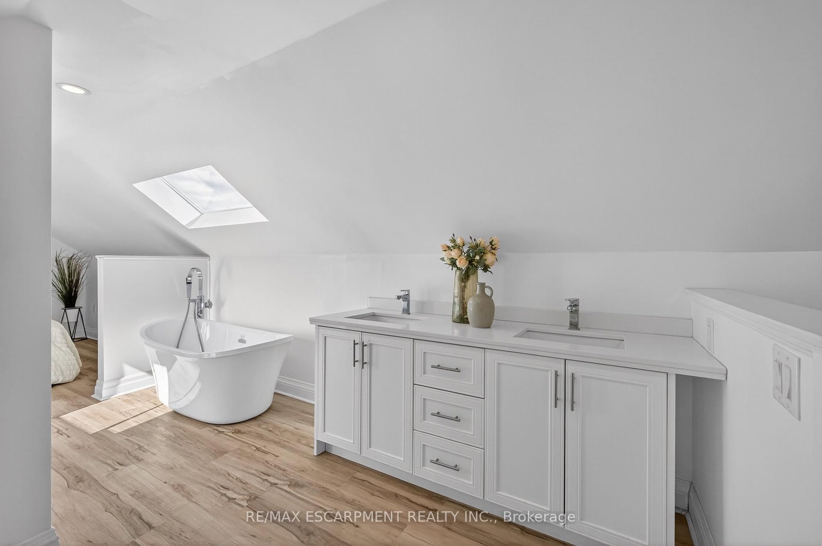 Detached House for sale at 8 East 23rd Street, Hamilton, Ontario, L8V 2W6 - Eastmount - MLS: X12879232