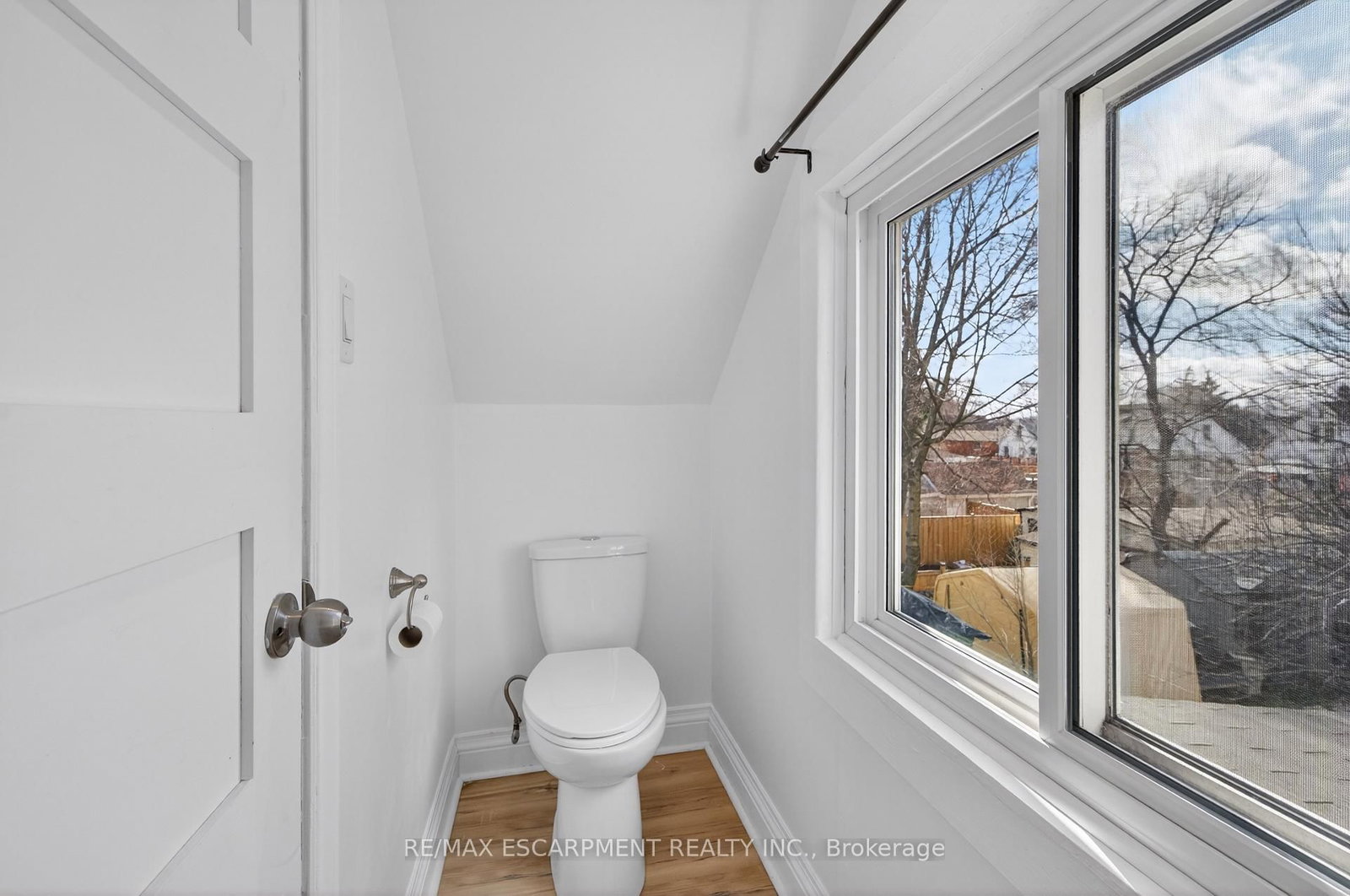 Detached House for sale at 8 East 23rd Street, Hamilton, Ontario, L8V 2W6 - Eastmount - MLS: X12879232